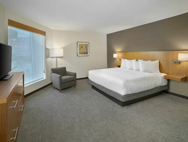 جناح بسرير كينج بغرفة نوم واحدة بمطبخ، DoubleTree by Hilton Edmonton Downtown 1/2