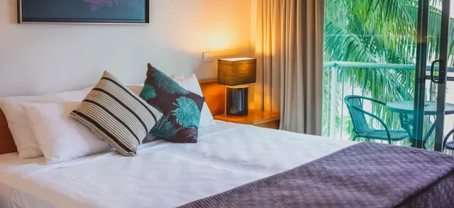 Room, King Bed, Balcony, HERITAGE CAIRNS 1/2
