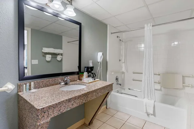 Room, King Bed, Accessible, Quality Inn Bradenton North I-75 8/8