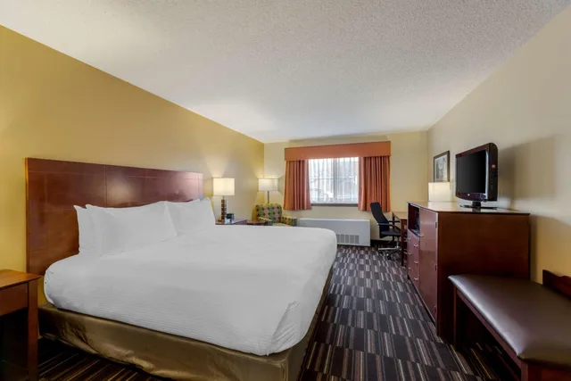Room, King Bed, Hot Tub, Best Western Falcon Plaza 5/10
