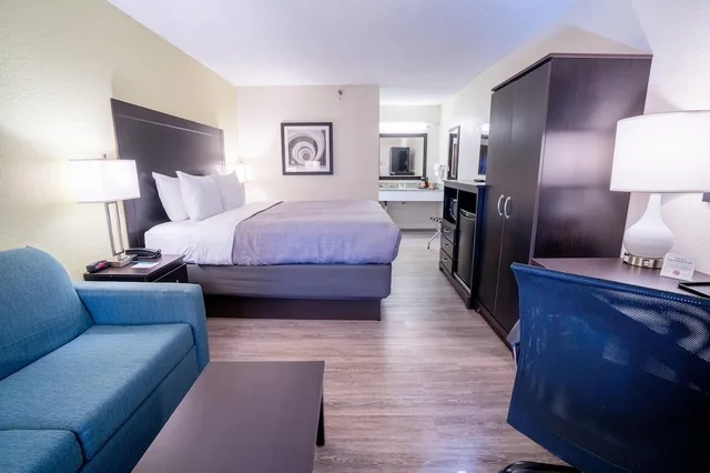 Standard, King Bed, Sofa, Quality Inn Palm Beach International Airport 3/7