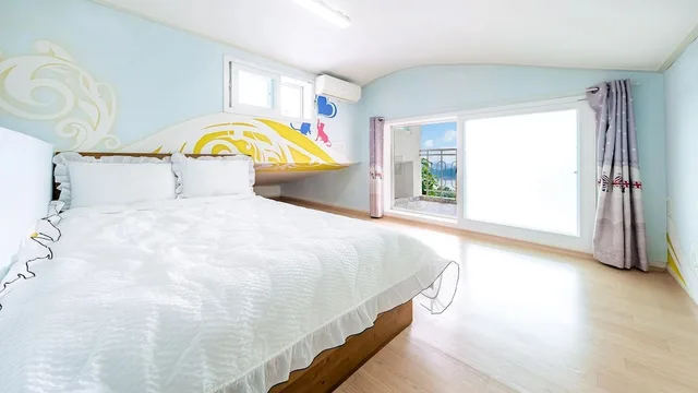 غرفة أساسية بفرشتي فوتون بغرفتي نوم، Tongyeong Blue House Pension 1/4