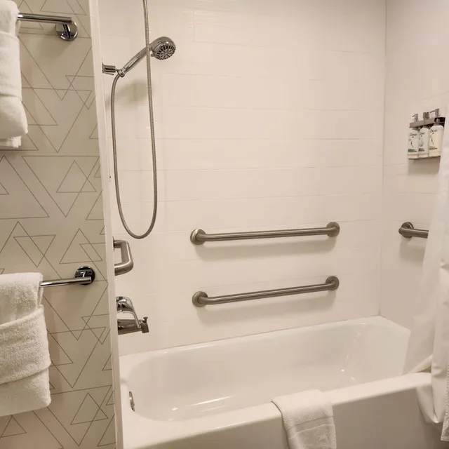 غرفة قياسية بسريرين كوين بحوض استحمام لذوي الإعاقة، Holiday Inn Express Hotel Suites Crawfordsville 4/4