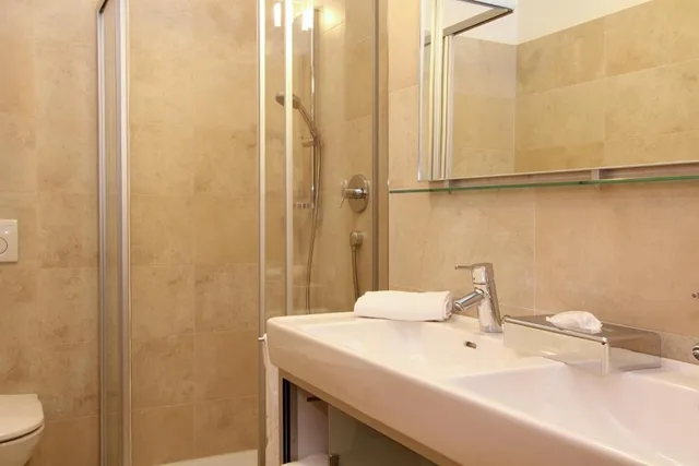 Three Bedroom Apartment with Infrarotkabin، Avenida Style Appartements by Alpin Rentals 7/7