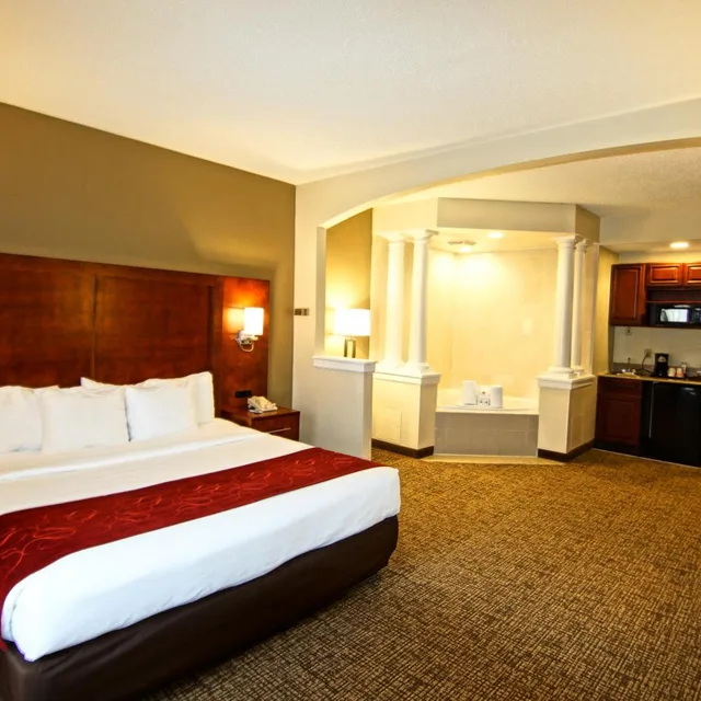 Suite, King Bed, Hot Tub, Comfort Suites Near University 5/10