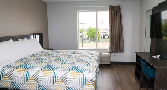 غرفة قياسية بسرير كينج بمطبخ صغير، Studio6 Fort Worth, TX - Lake Worth 3/5