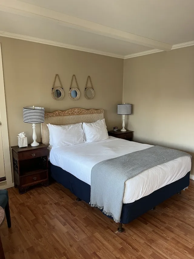 Island, Queen Bed، Jenner Inn 1/3