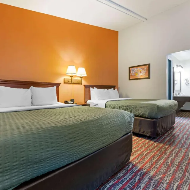 غرفة رباعية بسريرين كوين بإطلالة على البحيرة، Econo Lodge Lakeview 2/10