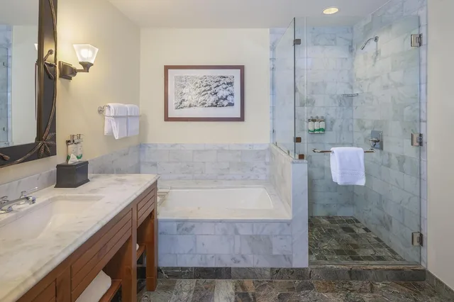2 Bedrooms, Alpine, Suite, 1 King and 2 Double Beds، The Lodge At Spruce Peak 4/6