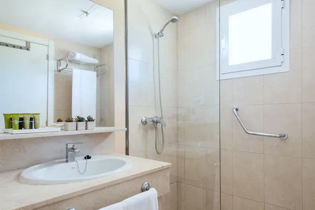 شقة بسريرين منفصلين بإطلالة على الحديقة بشرفة مع أريكة، Olive Beach Apartments 7/9