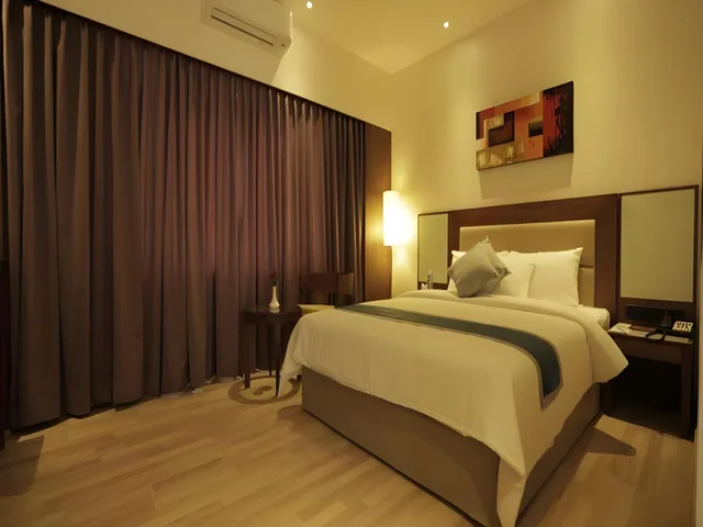 Executive, Oyo Premium Kakkanad Civil Station 2/2