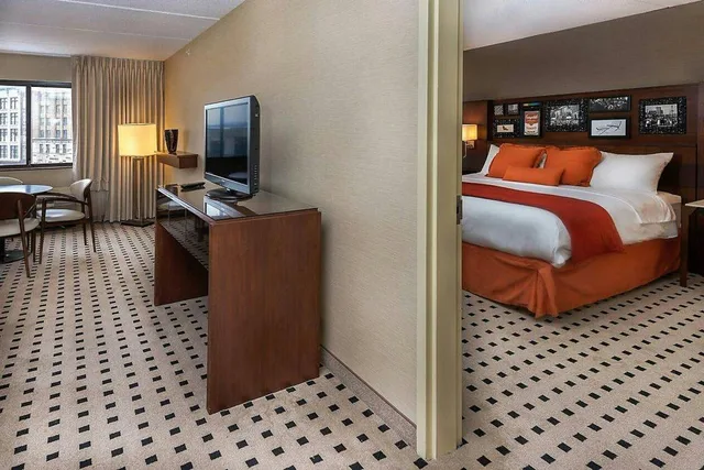 جناح بسرير كينج بغرفة نوم واحدة مع أريكة، Delta Hotels By Marriott Utica 1/3