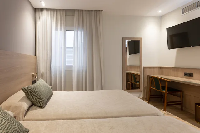 Room, Twin Beds, Casanova 7/10