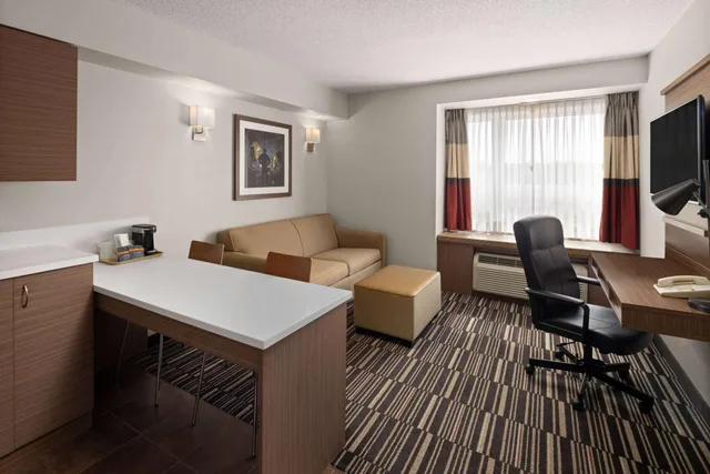 Deluxe, Suite, King Bed, Queen Bed, Microtel Inn And Suites By Wyndham Kirkland Lake 3/5
