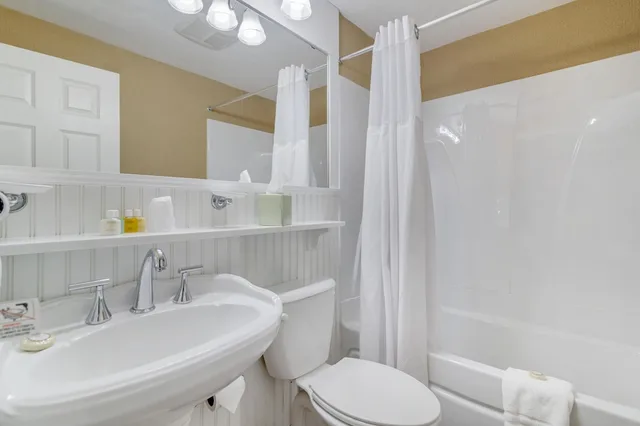 غرفة بسرير كينج، MEADOWMERE RESORT 6/10