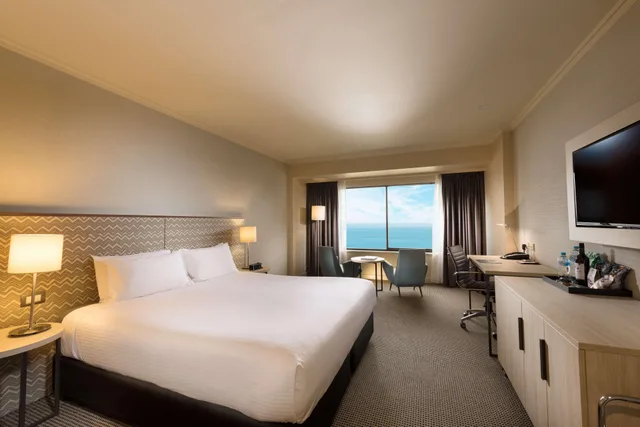 غرفة بسرير كينج بإطلالة على البحر، Stamford Grand Adelaide 1/2