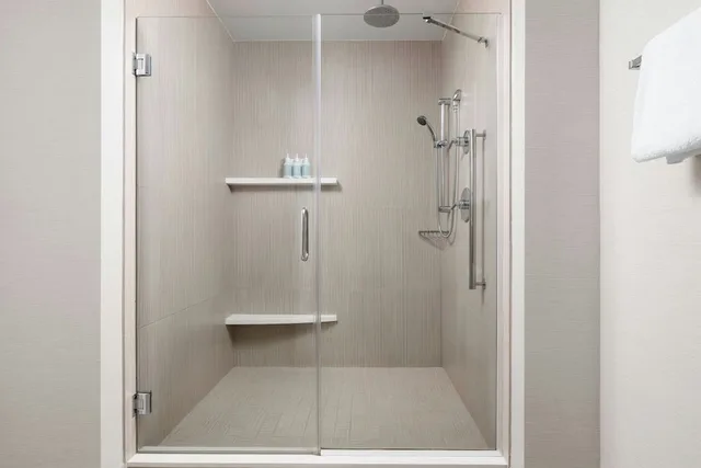 غرفة ركنية بسرير كينج مع أريكة لذوي الإعاقة، Courtyard Charlotte City Center 6/6