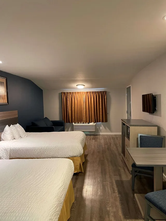 غرفة قياسية بسريرين كوين مع أريكة، SureStay Hotel by Best Western San Rafael 3/5