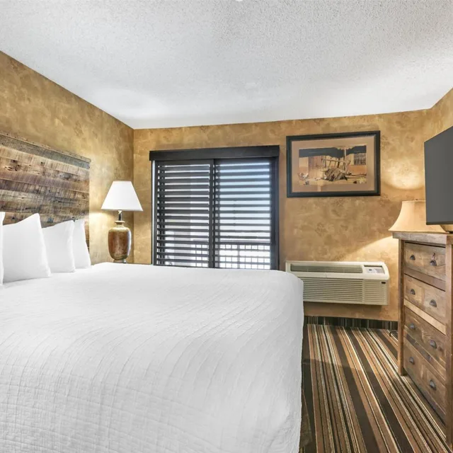 جناح بسرير كينج وسريرين منفصلين بشرفة بغرفتين، Best Western Plus Inn Of Santa Fe 6/12