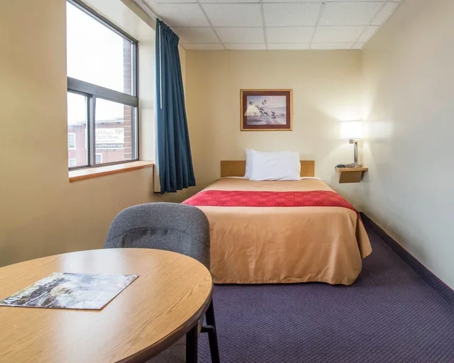 Senior, Queen Bed، Econo Lodge Manchester, NH 4/4