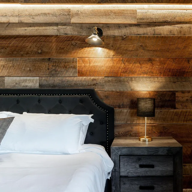 غرفة بسرير كينج مع أريكة، The Adventure Inn Yellowstone 1/3