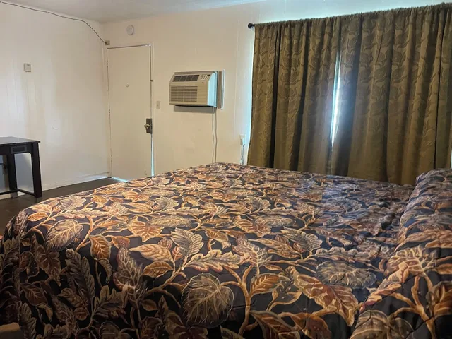 غرفة بسرير كينج لغير المدخنين، Oak Motel Modesto CA 5/10