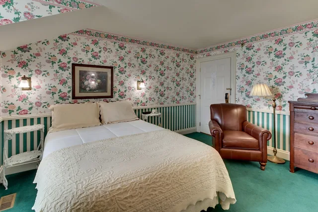 غرفة قياسية بسرير كوين بإطلالة على النهر، Kingsley Inn 1/2