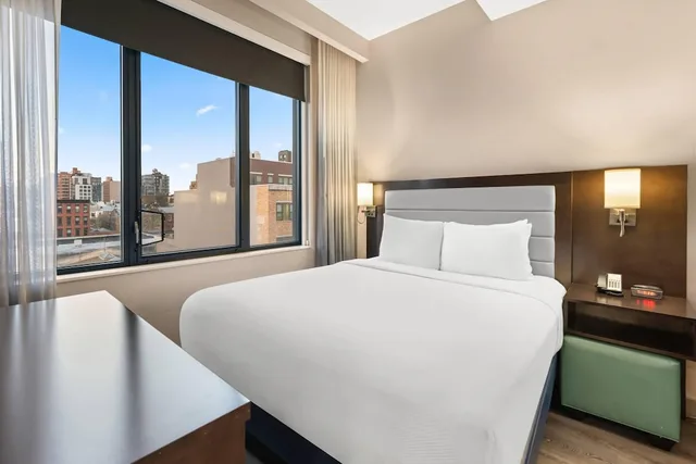 غرفة بسرير كوين بشرفة، Comfort Inn Prospect Park-Brooklyn 3/9