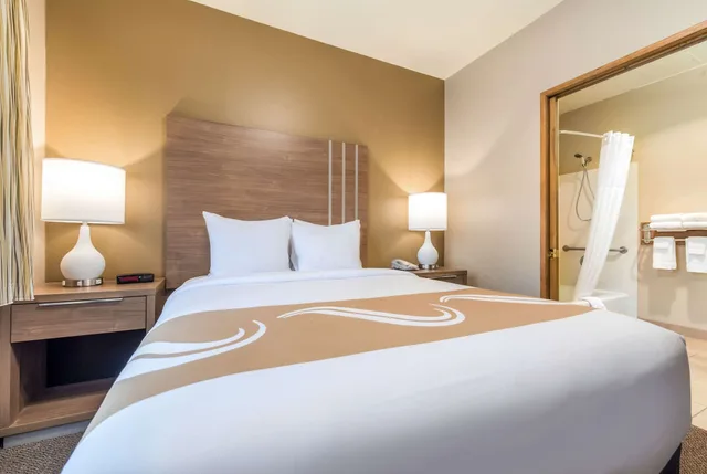 Efficiency, Suite, Queen Bed, Sofa, Accessible، Quality Inn & Suites Bainbridge Island 1/5