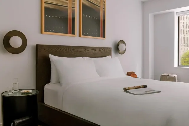 جناح سيغنتشر بسرير كينج مع أريكة بمنطقة جلوس بمطبخ، The Arlo Hotel, BW Signature Collection 3/4