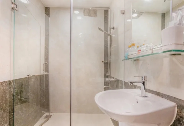 Standard, Queen Bed, No Window، C'Lavie Hotel - Saigon Airport Hotel 5/6