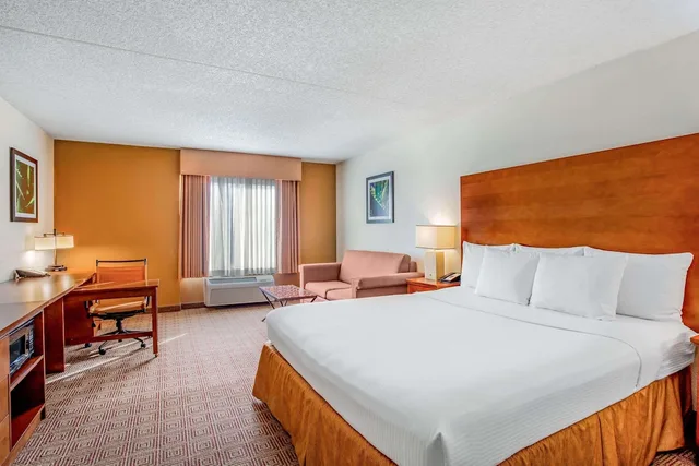 غرفة بسرير كينج، La Quinta Inn & Suites by Wyndham Danbury 5/10