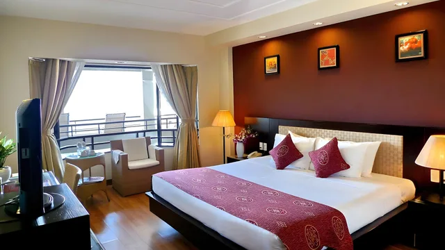 غرفة سوبيريور بسرير كوين وسريرين منفصلين للمدخنين، Asia Paradise 1/1