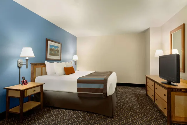 غرفة بسرير كينج لذوي الإعاقة، Wingate by Wyndham Greenwood Village/Denver Tech 3/7