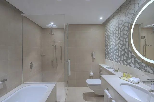 جناح ديلوكس بسرير كينج بشرفة بغرفتي نوم، Hilton Doha The Pearl Residences 3/6