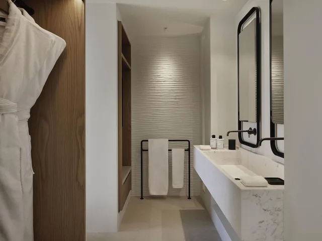 جناح بسرير كينج بإطلالة على البحر بغرفة نوم واحدة بجاكوزي، Parian Chronicle Hotel Paros 4/6