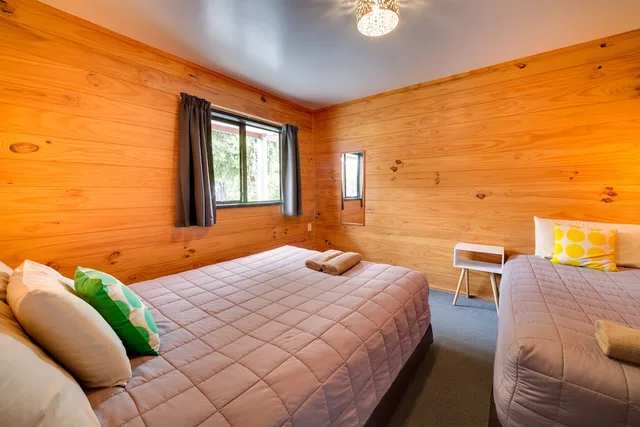 Motel, 2 Bedrooms, 2 Queen and Twin Beds، Wellington Top 10 Holiday Park 1/3