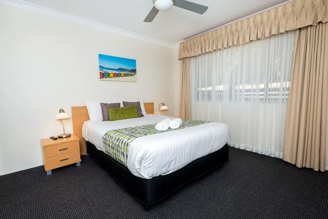 غرفة بسرير مزدوج بإطلالة على الحديقة بغرفة نوم واحدة مع أريكة، Beaches Serviced Apartments 2/4