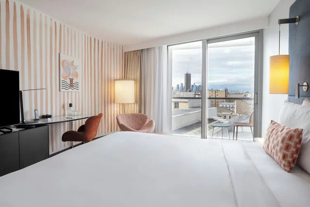 Prestige, King Bed, Balcony, Renaissance Paris Arc de Triomphe Hotel 2/10