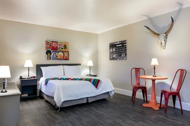 غرفة بريميوم بسرير كينج، Palm Canyon Hotel and RV Resort 2/3
