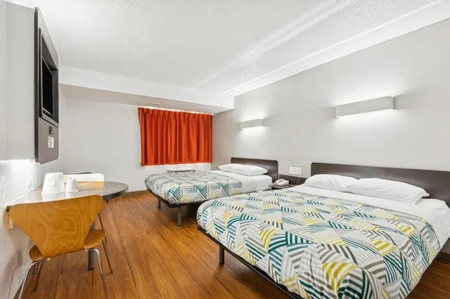 2 Full Beds - ADA/Tub/Micfridge, Motel6 Piscataway, NJ 1/10