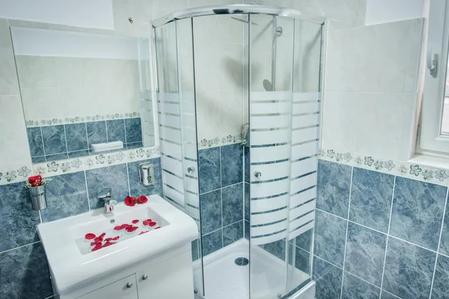 غرفة ثلاثية، Hotel Elisabeta 9/9