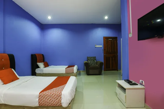 Deluxe, Triple, 1 Double and 1 Single Bed, OYO 89933 Nun Hotel 2/4