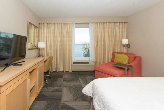 غرفة تنفيذية بسرير كينج بإطلالة على النهر، Hampton Inn Palatka 1/4