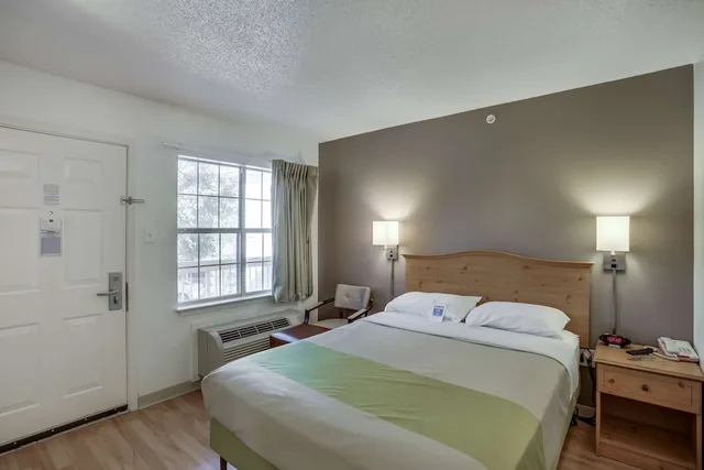 1 Queen Bed - Micfridge, Smoking، Studio6 Stafford, TX - Houston - Sugarland 2/6