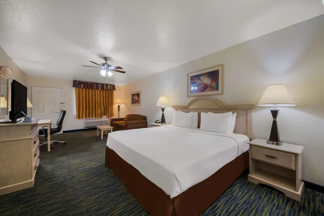 غرفة بسرير كينج بغرفة نوم واحدة، SureStay Hotel by Best Western Falfurrias 1/2