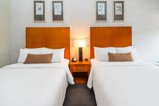 غرفة سوبيريور بسرير كينج وسرير كوين، Banff Inn 3/7