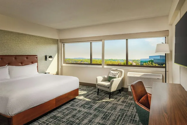 جناح بسرير كينج بغرفة نوم واحدة مع أريكة، Four Points By Sheraton Norwood 1/5