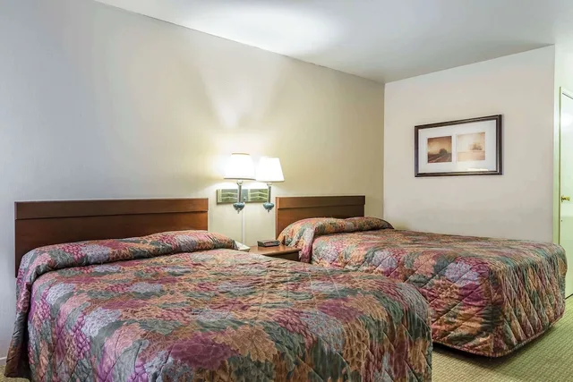 Upgrade, 2 Double Beds, Pool Side، Rodeway Inn Magic Mountain Area 3/5