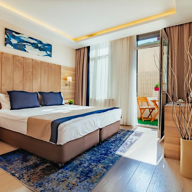 غرفة بسرير كينج بشرفة، Comfort Beige Hotel 2/9